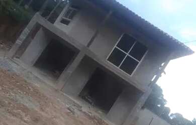 Imagem: A casa possui 3 Dormitórios, 3 Banheiros, 4 Vagas na garagem