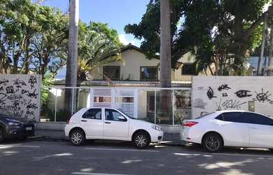 Imagem: A casa possui 5 Dormitórios, 5 Banheiros, 3 Vagas na garagem