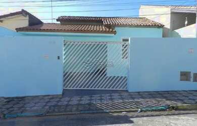 Imagem: A casa possui 3 Dormitórios, 1 Banheiro, 2 Vagas na garagem