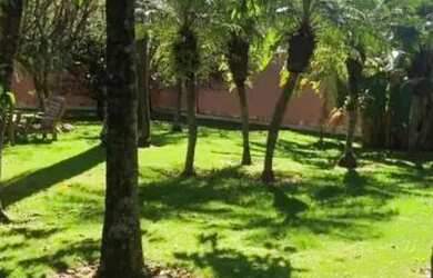 Imagem: A casa possui 4 Dormitórios, 5 Banheiros, 5 Vagas na garagem