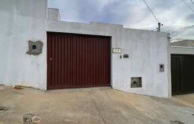 Imagem: A casa possui 2 Dormitórios, 1 Banheiro, 2 Vagas na garagem