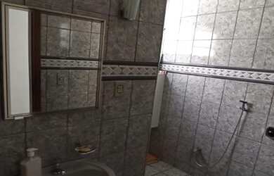 Imagem: A casa possui 3 Dormitórios, 2 Banheiros, 1 Vaga na garagem