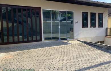 Imagem: A casa possui 5 Dormitórios, 3 Banheiros, 2 Vagas na garagem