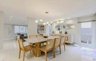 Imagem: A casa em condomínio possui 4 Dormitórios, 5 Banheiros, 4