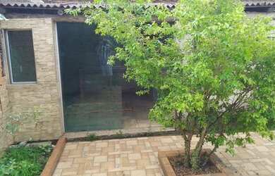 Imagem: A casa possui 2 Dormitórios, 1 Banheiro, 2 Vagas na garagem