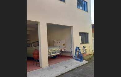 Imagem: A casa possui 1 Dormitório, 2 Banheiros, 2 Vagas na garagem