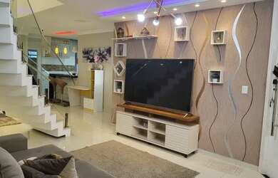 Imagem: A casa em condomínio possui 4 Dormitórios, 4 Banheiros, 2