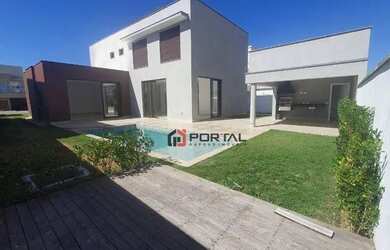 Imagem: A casa em condomínio possui 4 Dormitórios, 5 Banheiros, 4