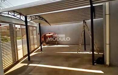 Imagem: A casa possui 2 Dormitórios, 1 Banheiro, 1 Vaga na garagem