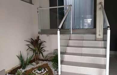 Imagem: A casa possui 3 Dormitórios, 1 Banheiro, 1 Vaga na garagem