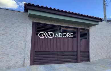 Imagem: A casa possui 3 Dormitórios, 1 Banheiro, 2 Vagas na garagem