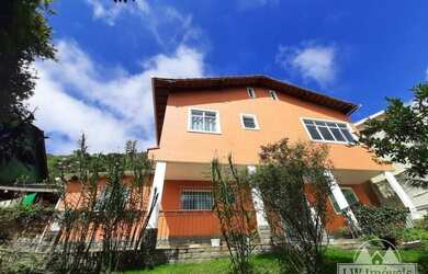 Imagem: A casa possui 4 Dormitórios, 2 Banheiros, 2 Vagas na garagem