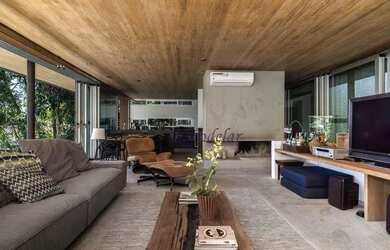 Imagem: A casa possui 4 Dormitórios, 5 Banheiros, 4 Vagas na garagem