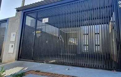 Imagem: A casa possui 3 Dormitórios, 2 Banheiros, 2 Vagas na garagem