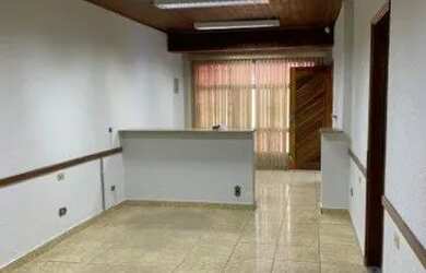 Imagem: O depósito possui 3 Vagas na garagem, 388m² de Área e está