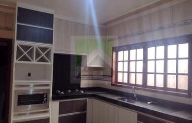 Imagem: A casa possui 3 Dormitórios, 2 Banheiros, 2 Vagas na garagem