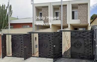 Imagem: A casa possui 3 Dormitórios, 2 Banheiros, 2 Vagas na garagem