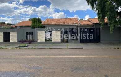 Imagem: A casa possui 3 Dormitórios, 3 Banheiros, 3 Vagas na garagem