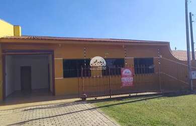 Imagem: A casa possui 3 Dormitórios, 1 Banheiro, 2 Vagas na garagem