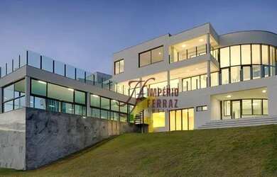 Imagem: A casa possui 5 Dormitórios, 5 Banheiros, 4 Vagas na garagem