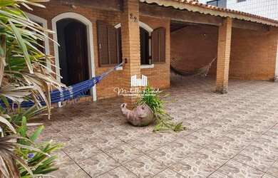 Imagem: A casa possui 3 Dormitórios, 3 Banheiros, 5 Vagas na garagem