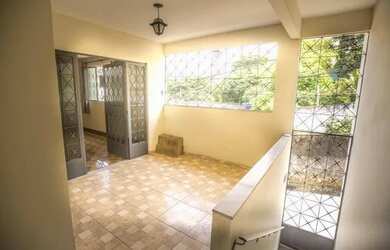 Imagem: A casa possui 4 Dormitórios, 2 Banheiros, 2 Vagas na garagem