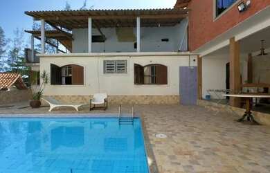 Imagem: A casa possui 4 Dormitórios, 5 Banheiros, 3 Vagas na garagem