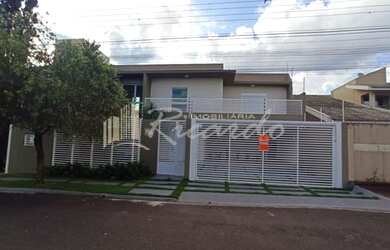 Imagem: A casa possui 3 Dormitórios, 4 Banheiros, 2 Vagas na garagem