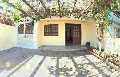 Imagem: A casa possui 3 Dormitórios, 2 Banheiros, 1 Vaga na garagem