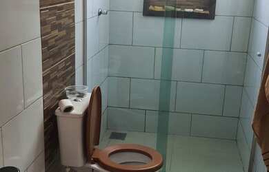 Imagem: A casa possui 3 Dormitórios, 2 Banheiros, 2 Vagas na garagem