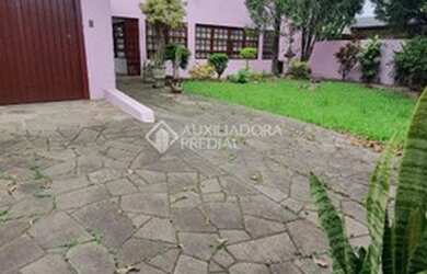 Imagem: A casa possui 5 Dormitórios, 4 Banheiros, 4 Vagas na garagem