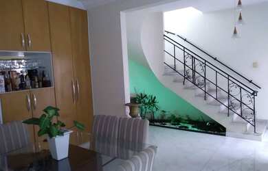 Imagem: A casa possui 4 Dormitórios, 4 Banheiros, 4 Vagas na garagem