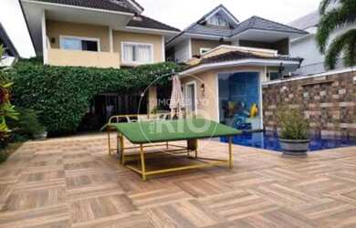 Imagem: A casa em condomínio possui 5 Dormitórios, 5 Banheiros, 3