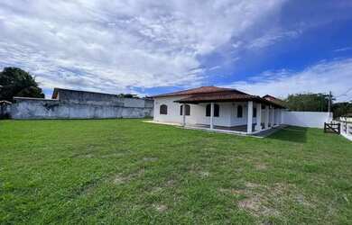 Imagem: A casa possui 3 Dormitórios, 2 Banheiros, 2 Vagas na garagem