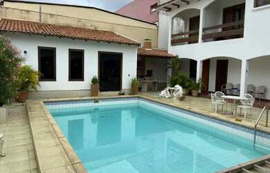 Imagem: A casa possui 4 Dormitórios, 4 Banheiros, 5 Vagas na garagem