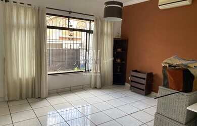 Imagem: A casa possui 3 Dormitórios, 1 Banheiro, 3 Vagas na garagem