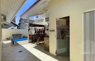 Imagem: A casa em condomínio possui 4 Dormitórios, 5 Banheiros, 2