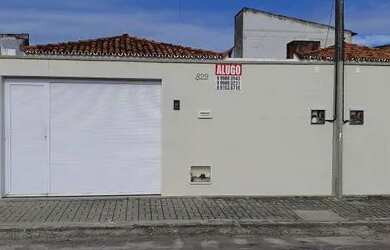 Imagem: A casa possui 4 Dormitórios, 3 Banheiros, 2 Vagas na garagem