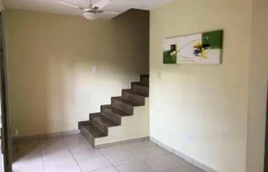 Imagem: A casa possui 3 Dormitórios, 2 Banheiros, 1 Vaga na garagem