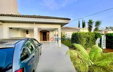 Imagem: A casa possui 3 Dormitórios, 2 Banheiros, 4 Vagas na garagem