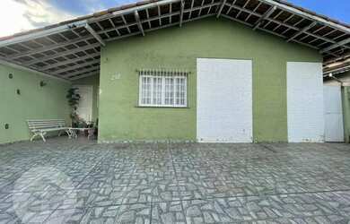 Imagem: A casa possui 3 Dormitórios, 2 Banheiros, 5 Vagas na garagem