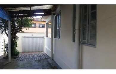 Imagem: A casa possui 3 Dormitórios, 1 Banheiro, 3 Vagas na garagem