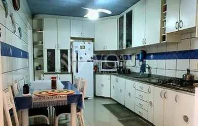 Imagem: A casa possui 3 Dormitórios, 3 Banheiros, 1 Vaga na garagem