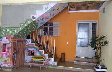 Imagem: A casa possui 4 Dormitórios, 2 Banheiros, 2 Vagas na garagem