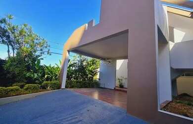 Imagem: A casa possui 3 Dormitórios, 5 Banheiros, 4 Vagas na garagem