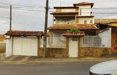 Imagem: A casa possui 3 Dormitórios, 2 Banheiros, 3 Vagas na garagem