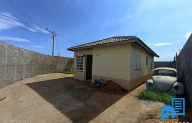 Imagem: A casa possui 2 Dormitórios, 1 Banheiro, 2 Vagas na garagem