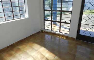 Imagem: A casa possui 3 Dormitórios, 1 Banheiro, 2 Vagas na garagem