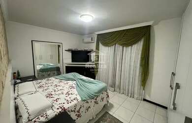 Imagem: A casa possui 4 Dormitórios, 4 Banheiros, 3 Vagas na garagem