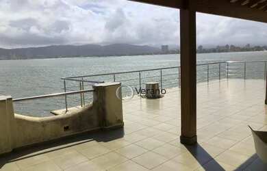 Imagem: A casa possui 3 Dormitórios, 4 Banheiros, 4 Vagas na garagem